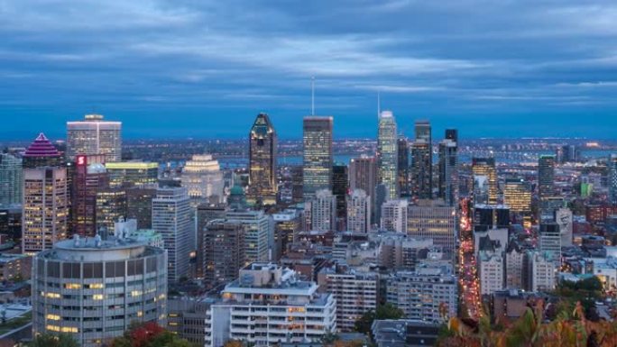 加拿大魁北克省蒙特利尔，蒙特利尔市中心黄昏至夜间的延时视图，显示秋季的现代办公楼，放大