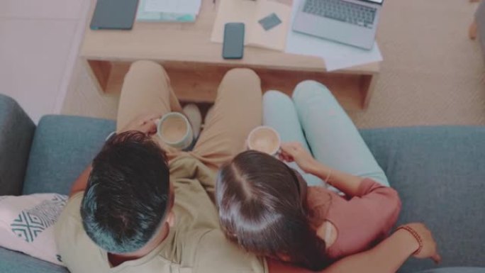 一段4k视频显示，一对面目不清的夫妇在计算完他们的财务状况后，一起坐在沙发上喝着卡布奇诺