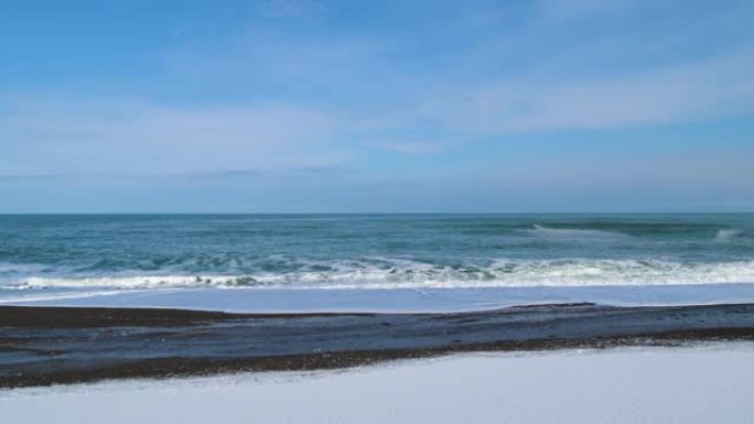 来自日本北海道网走国家公园的鄂霍次克海滩上的积雪镜头