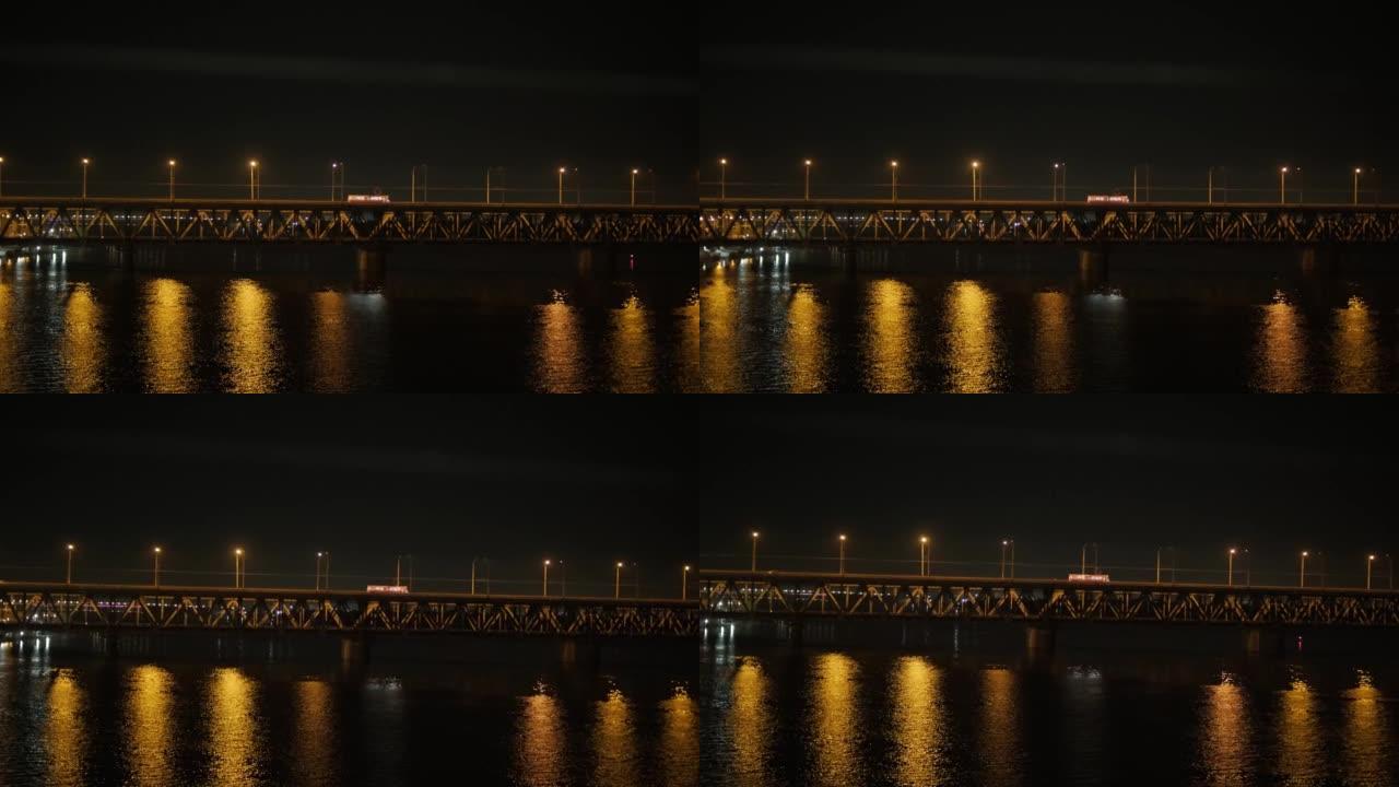 穿越宽阔河流的长桥夜景