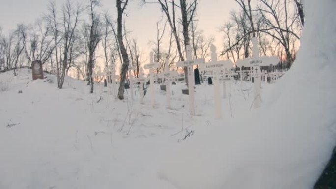 瑞典森林深处的孤独墓地。日出时，墓地上有深深的冰冷的雪。