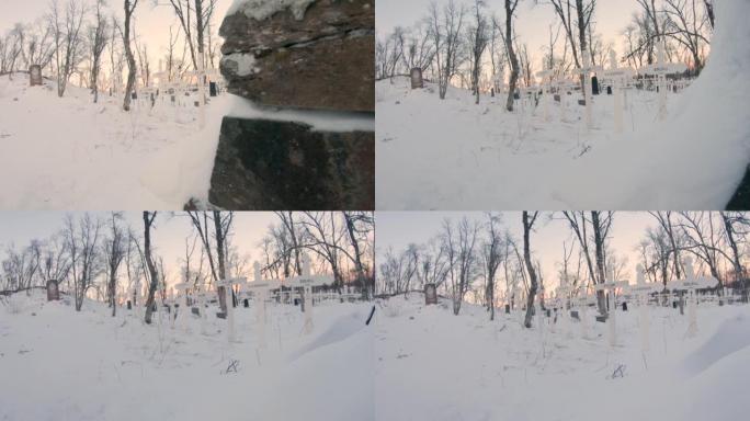 瑞典森林深处的孤独墓地。日出时，墓地上有深深的冰冷的雪。