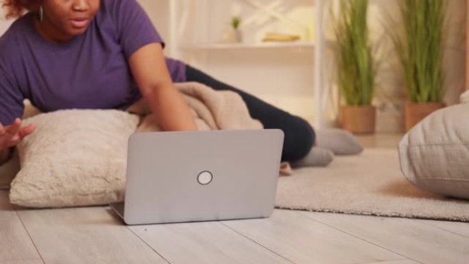虚拟通信家庭视频聊天女性笔记本电脑