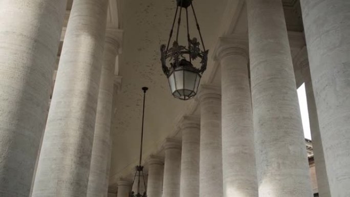 梵蒂冈圣彼得广场的巨大柱子。