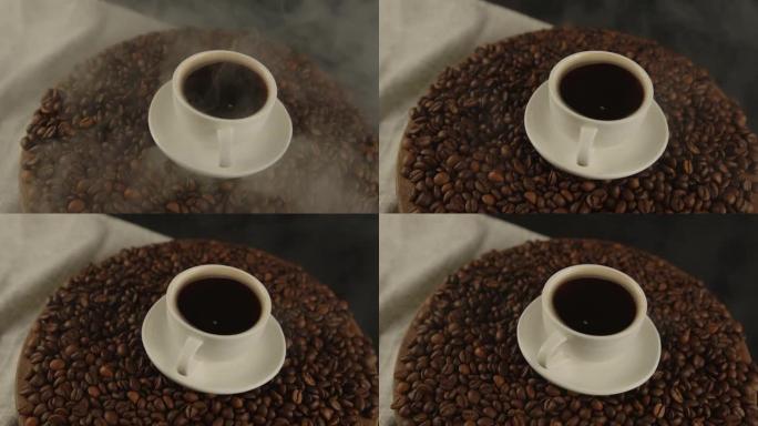 一杯咖啡和茶托放在咖啡豆上，蒸汽消散。用烟熏烤咖啡豆上新煮咖啡的成分。制备芳香饮料的概念