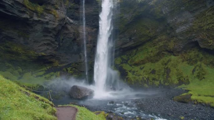 冰岛，Kvernufoss watterfall在僻静的山沟中击中石质岩石。自然美概念背景。
