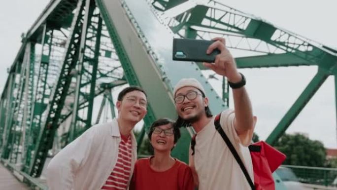 亚洲成年男子与家人在曼谷旅行时在他的频道上直播。