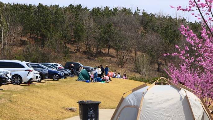 山里溪水边露营地