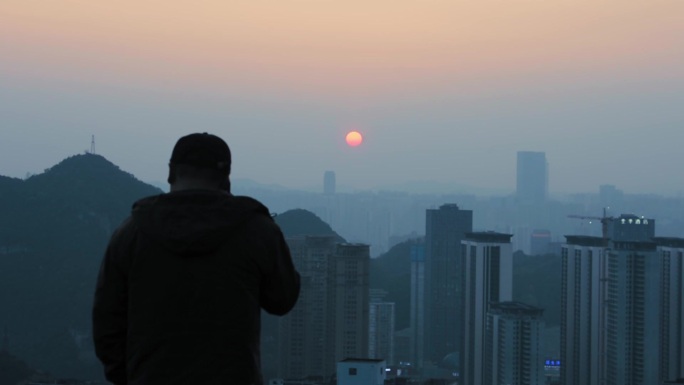 打电话男人剪影