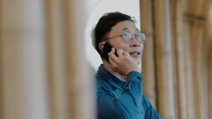 推销员的早晨例行公事，在当地咖啡馆放松身心，并与客户通电话。