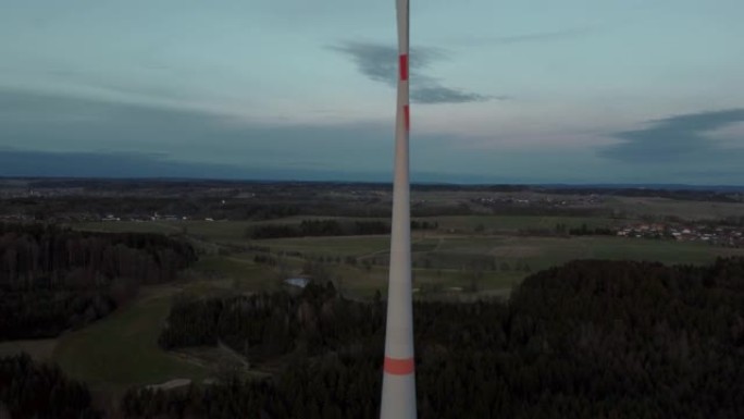 带有转子叶片的现代风力涡轮机/风力涡轮机位于上巴伐利亚埃伯斯贝格区阿尔卑斯山山麓的乡村环境中。10h