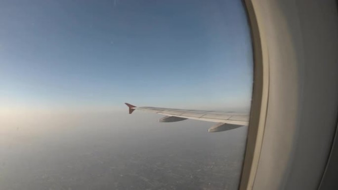 在旅行中看着飞机窗外看到蓝天