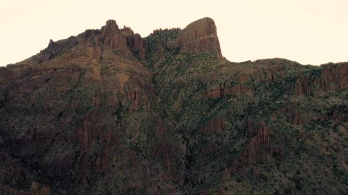 受欢迎的远足Flatiron Peak by Phoenix Arizona日出背光