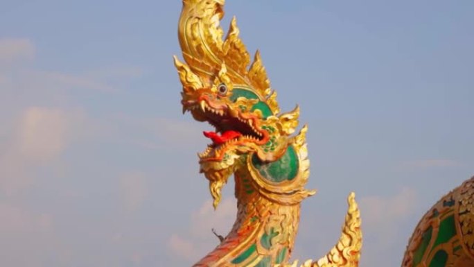 泰国苏梅岛巴德寺的金龙雕像