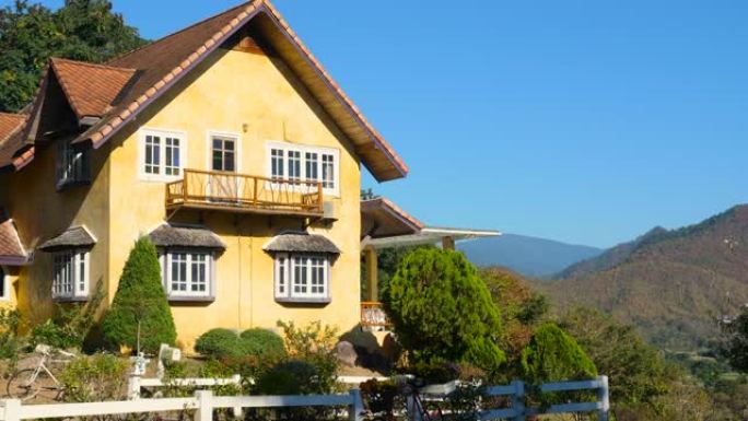 美丽的乡村乡村小屋的外部景观和花园草坪