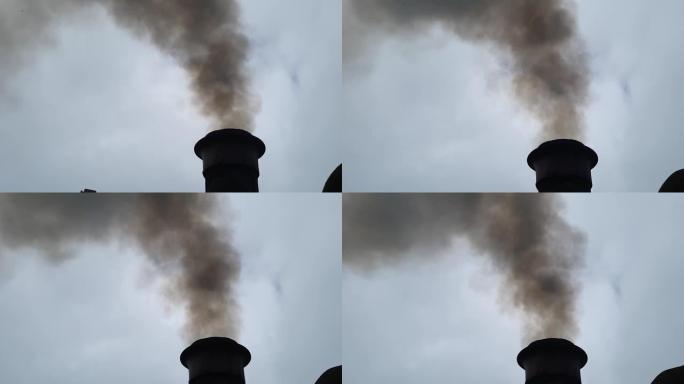 白天从扁平角度从老式煤炭铁路发动机中冒出黑色污染的烟雾