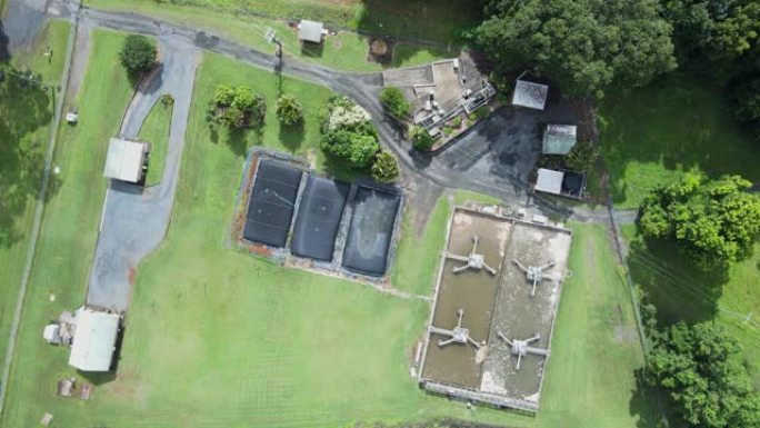下水道处理设施和泵站旁边有一个污水滞留池。高无人机视图