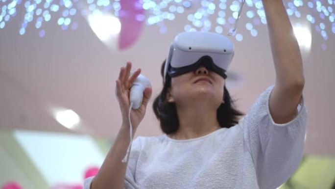 教育，技术，科学和人的概念: 戴着虚拟现实护目镜的亚洲人。孩子们正在体验虚拟现实。惊讶的小男孩戴着V