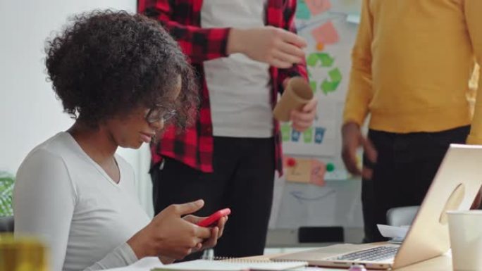 两人握手黑人非洲裔美国女孩坐在办公室里跑步看电话团队就生态话题