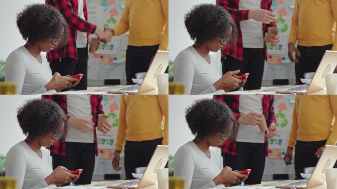 两人握手黑人非洲裔美国女孩坐在办公室里跑步看电话团队就生态话题
