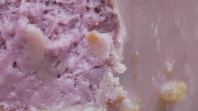 钢勺切掉了一些紫色的冰淇淋