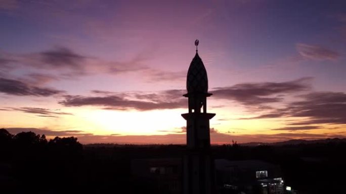 晚祷时的清真寺尖塔轮廓