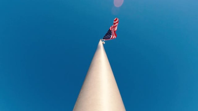 仰望高高飘扬的美国国旗