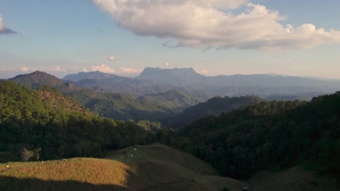空中无人驾驶飞机在哈杜比视点的山顶木制露台上与Doi Luang Chiang Dao山一起在旅游夫
