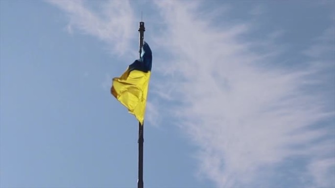 蓝天背景下的乌克兰国旗。