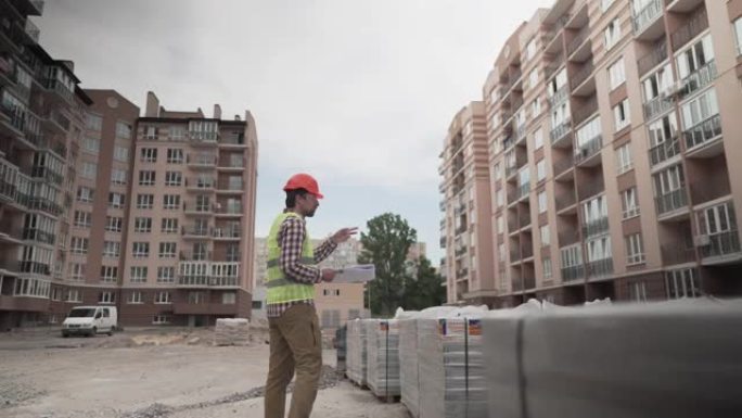 男性建筑商考虑将建筑材料带到施工现场，控制材料。检查员在现场检查和计数建筑材料。监督检查房屋隔热材料