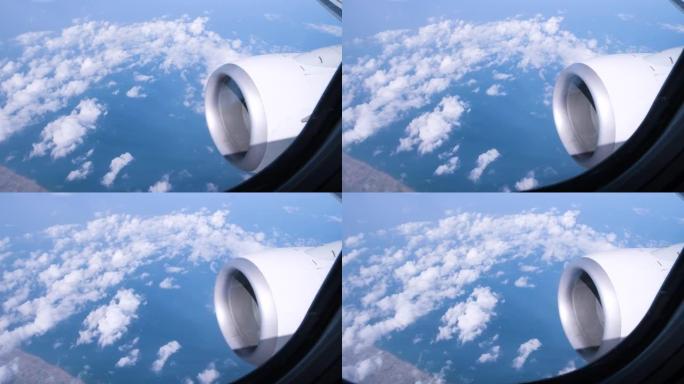 透过飞机的窗户看天空飞行时，飞机机翼会看到多云的景色