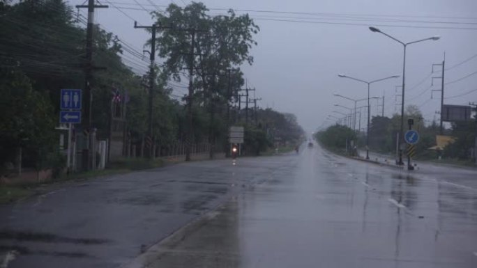 雨一直打在汽车的前部，直到看不见道路。