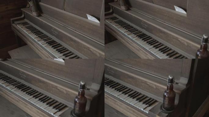 平移旧尘土飞扬的钢琴