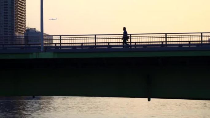 过桥的人。河堤路池塘大桥夜景飞机