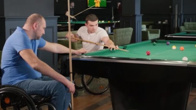 一个身体有残疾，坐轮椅的人在俱乐部里打台球
