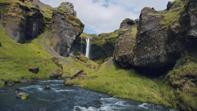 冰岛壮观的Kvernufoss瀑布。幽静山沟里五彩缤纷的夏季山河景象。自然美概念背景。