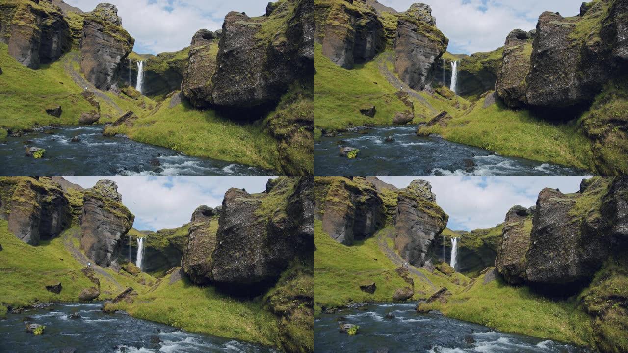 冰岛壮观的Kvernufoss瀑布。幽静山沟里五彩缤纷的夏季山河景象。自然美概念背景。