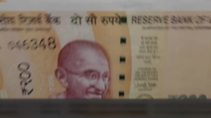 500印度卢比纸币在提款机。