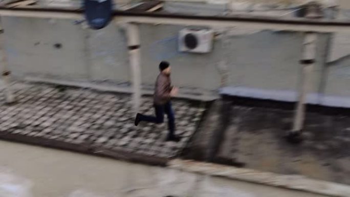 男子在屋顶股票视频上奔跑