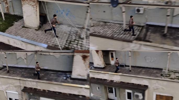 男子在屋顶股票视频上奔跑