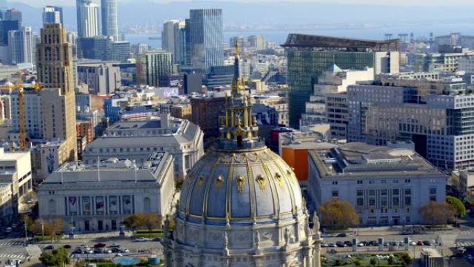 从空中近距离拍摄旧金山市中心的市政厅，华丽的圆顶被万豪珠宝盒酒店的销售大楼所包围