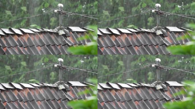 大量雨水落在由粘土制成的棕色瓷砖上，这是印度尼西亚爪哇农村地区屋顶的特征