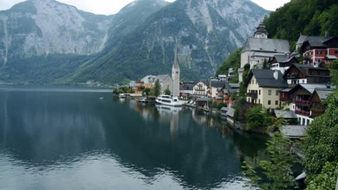 奥地利阿尔普山脉之间湖上的哈尔施塔特传统村庄