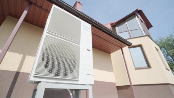 暖通空调技术人员在现场安装供暖、通风和空调系统