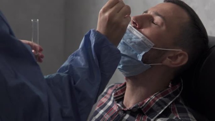 一名戴着防护手套和口罩的医务人员在综合诊所采集电晕病毒样品进行PCR。医生用呼吸拭子。新型冠状病毒肺