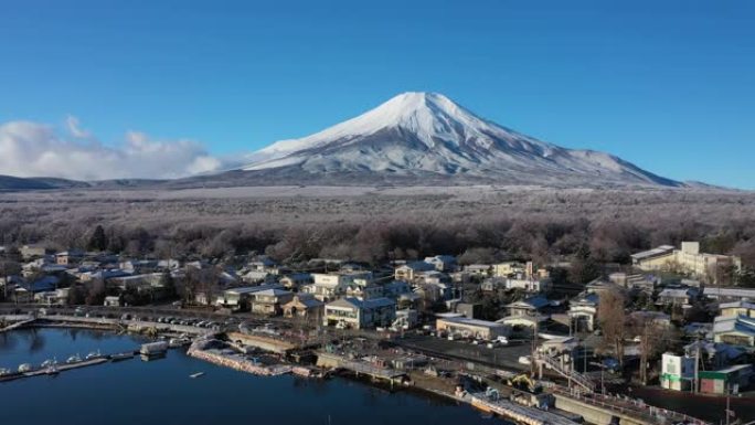 富士山冬季鸟瞰图，日本标志性的白雪皑皑的象征，白雪覆盖的风景，树上的冰雾，山中湖，湛蓝的天空-从上方