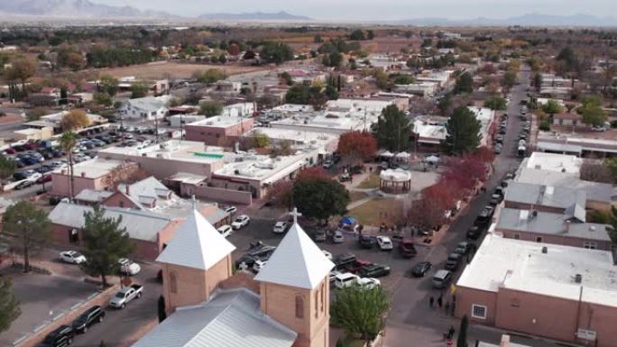 无人机拍摄的小镇广场，在拉斯克鲁塞斯的梅塞拉社区，NM