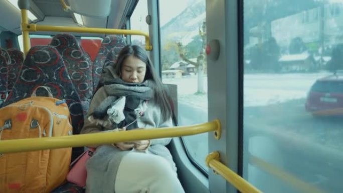 年轻女子乘公共汽车旅行和观光曼谷市