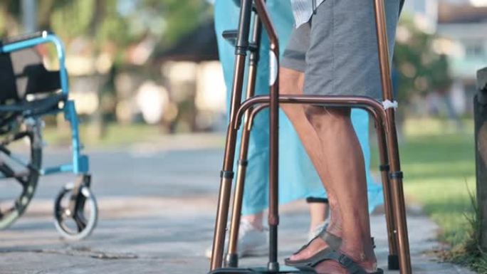 医疗保险亚洲中国女性理疗师矫正姿势帮助老年男子在公共公园散步