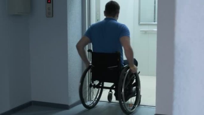 一个坐轮椅的残疾人进了电梯。残疾人乘电梯。